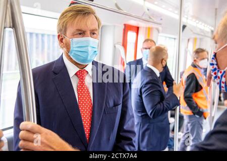 König Willem-Alexander der Niederlande am Eingang der U-Bahn Europaplein in Amsterdam, am 25. September 2020, wurde die Linie, offiziell Metro 52, im Juli 2018 für einen Arbeitsbesuch auf der Nord-Süd-Linie in Betrieb genommen und verläuft über acht Stationen eine Länge von 9.7 Kilometern Foto: Albert Nieboer/Niederlande OUT/Point De Vue Out Stockfoto
