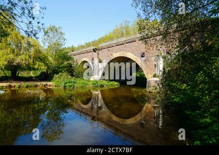 Sommeransicht des Viadukts der Southern Railway über den Fluss Medway bei Haysden, in der Nähe von Tonbridge, Kent, England Stockfoto