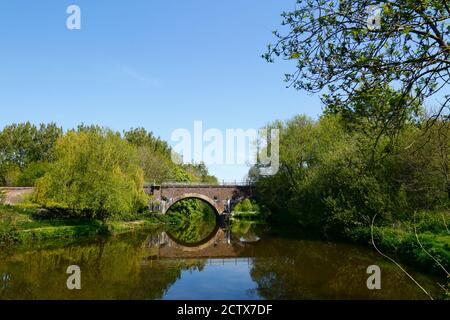 Sommeransicht des Viadukts der Southern Railway über den Fluss Medway bei Haysden, in der Nähe von Tonbridge, Kent, England Stockfoto