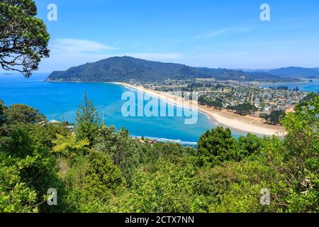 Der Badeort Pauanui auf der Coromandel Halbinsel, Neuseeland, vom Berg Paku aus gesehen Stockfoto