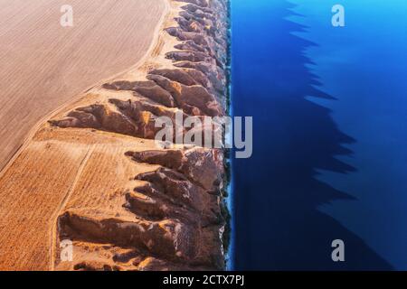 Einzigartige hügelige Küsten an der Schwarzmeerküste im Süden der Ukraine. Landschaftsfotografie Stockfoto