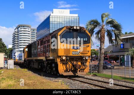 Eine Diesel-elektrische Lokomotive der DL-Klasse von KiwiRail rollt durch Tauranga, Neuseeland. 15. April 2018 Stockfoto