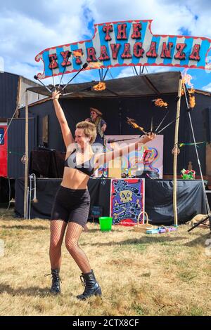 Eine Feuertänzerin, die mit zwei Feuerfans auf einem Wandermarkt auftritt. Tauranga, Neuseeland, 2. März 2019 Stockfoto