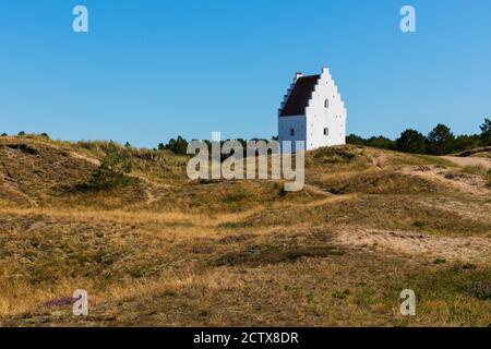 Die sandbedeckte Kirche oder die vergrabene Kirche - Den Tilsandede Kirke Auf Dänisch - Sct Laurentii aus dem 14. Jahrhundert in der Nähe der Stadt Skagen in Dänemark Stockfoto