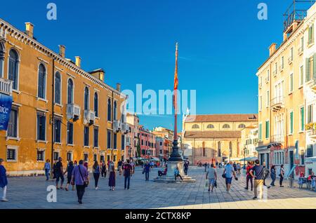 Venedig, Italien, 13. September 2019: Platz Campo Santo Stefano mit der katholischen Kirche Chiesa di Santo Stefano und dem Istituto Veneto di Scienze, Lettere ed Arti im historischen Stadtzentrum von San Marco Sestiere Stockfoto