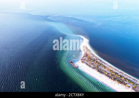 Altes Schiffswrack Stahlbetonbarge verlassen stehen am Strand an der Küste des Schwarzen Meeres in Kinburn Halbinsel, Ukraine Stockfoto