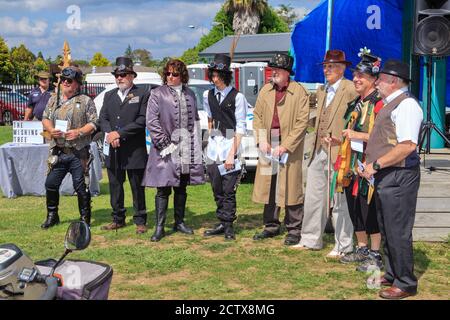 Männer in aufwändiger Vintage- und Steampunk-Kleidung auf einer Dorfmesse. Tauranga, Neuseeland, März 16 2019 Stockfoto