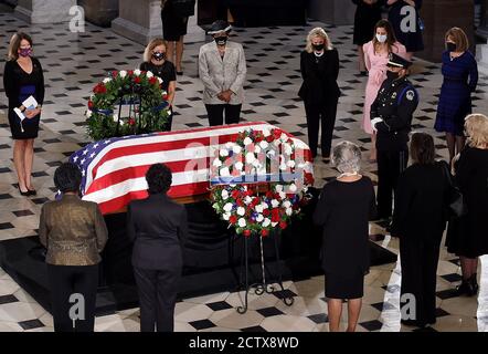 Washington, Usa. September 2020. DIE US-Kongressabgeordneten senden eine Akte durch die Statuarhalle, um der verstorbenen Rechtsanwaltsanwärterin Ruth Bader Ginsburg ihren Respekt zu zollen, da ihre Schatulle während eines Gedenkgottesdienstes zu ihren Ehren im US-amerikanischen Capito am Freitag, 25. September 2020 in Washington, DC liegt. Pool Foto von Olivier Douliery/UPI Kredit: UPI/Alamy Live News Stockfoto