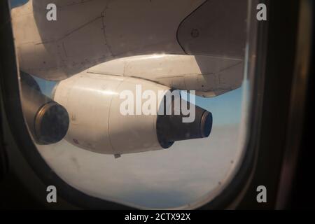 Blick vom schmutzigen Fenster des Flugzeugs am Morgen. Vor der Landung in Cuzco, Peru. Stockfoto