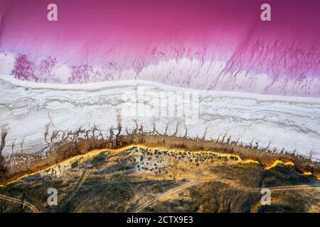 Abstrakte Ansicht von rosa See Salzwasser von Drohne. Kreative Natur Farbkonzept. Draufsicht Hintergrund Stockfoto