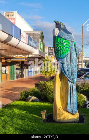 Eine Skulptur eines tui, eines einheimischen Vogels, auf einer Straße in Rotorua, Neuseeland. Fotografiert Am 7. Juli 2019 Stockfoto