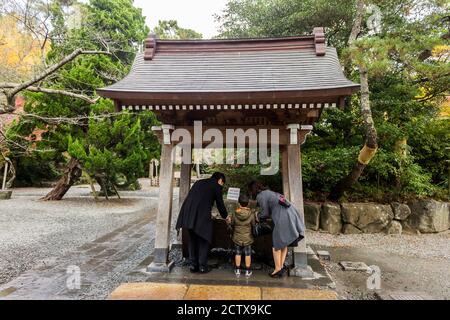 Kamakura, Japan. Der Temizu-ya oder Chouzu-ya, ein Shinto Wasserwaschung Pavillon am Eingang des Kotoku-in Tempel Stockfoto