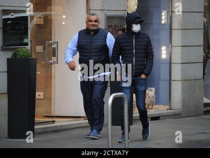 Mailand, Nasser Al Khelaifi in der Mitte in Verkleidung der Präsident von Paris Saint Germain, Gewinner der französischen Meisterschaft, NASSER AL KHELAIFI unter Untersuchung für die Übertragung der TV-Rechte des World Confederations Cup durch die FIFA auf seine belN Sports, Das weltweite Netzeigentum dafür hat das Bundesstrafgericht Bellinzona in der Schweiz eine Haftstrafe von 28 Monaten beantragt. Auf den Fotos NASSER AM KHELAIFI nach dem Mittagessen in einem Restaurant im Zentrum von Mailand, geht er in Richtung seines Hotels, versteckt sein Gesicht mit einer Maske, Brille, Jacke Kapuze, begleitet von einem Mann, der Stockfoto