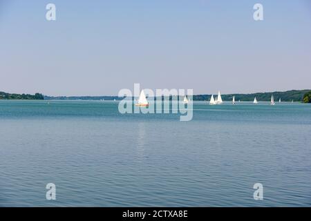 Blick auf den Ratzenburger See. See mit Booten, Segelbooten, blauer Himmel. Schleswig Holstein, Ratzenburg, Deutschland Stockfoto