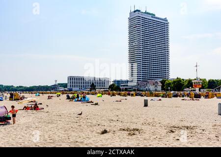 14 aug 2020: Strand in Lübeck - Travemunde (Travemünde) mit Strandkorb, Korbkörbe, ostsee. Maritim, Aja Hotel. Schleswig-Holstein, Ge Stockfoto