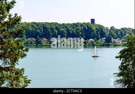 Blick auf den Ratzenburger See. See mit Booten, Segelbooten, blauer Himmel. Schleswig Holstein, Ratzenburg, Deutschland Stockfoto