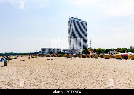 14 aug 2020: Strand in Lübeck - Travemunde (Travemünde) mit Strandkorb, Korbkörbe, ostsee. Maritim, Aja Hotel. Schleswig-Holstein, Ge Stockfoto