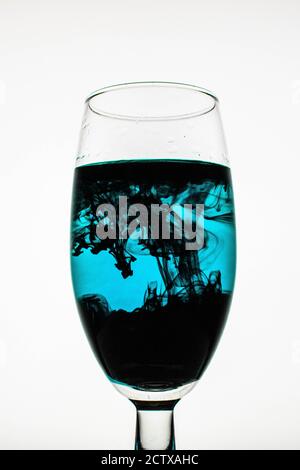 Tapete von Tinte in Glas Stockfoto