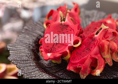 Schneiden Sie die rote fleischige Pitaya-Frucht Stockfoto