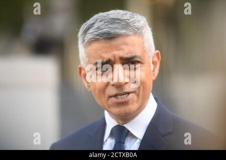 Der Bürgermeister von London Sadiq Khan spricht in New Scotland Yard, London, zu den Medien, nachdem ein Polizist gestorben war, der von einem Häftling im Croydon Custody Center im Süden Londons in den frühen Morgenstunden des Freitagmorgens erschossen wurde. Stockfoto