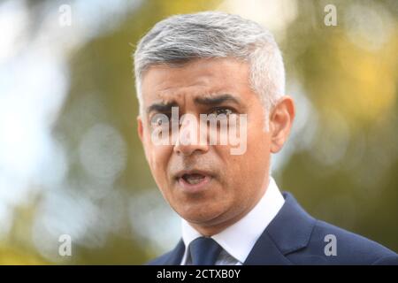 Der Bürgermeister von London Sadiq Khan spricht in New Scotland Yard, London, zu den Medien, nachdem ein Polizist gestorben war, der von einem Häftling im Croydon Custody Center im Süden Londons in den frühen Morgenstunden des Freitagmorgens erschossen wurde. Stockfoto