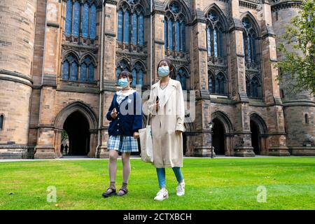 Glasgow, Schottland, Großbritannien. September 2020, 25. Viele Studenten der Universität Glasgow haben positiv auf das Covid-19-Virus getestet. Die schottische Regierung hat kontrovers Studenten in mehreren Wohnheimen, wo positive Fälle angestachelt haben, angewiesen, sich auf unbestimmte Zeit selbst zu isolieren. Im Bild; chinesische Mutter und junge Tochter besuchen Campus . Iain Masterton/Alamy Live News Stockfoto