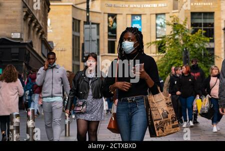 Glasgow, Schottland, Großbritannien. September 2020, 25. Da die Gefahr einer zweiten Welle von Covid-19 Fällen zunimmt, gehen die Mitglieder der Öffentlichkeit heute im Stadtzentrum von Glasgow ihre Geschäfte durch. Abgebildet; Käufer in der Buchanan Street tragen Gesichtsmasken. Iain Masterton/Alamy Live News Stockfoto