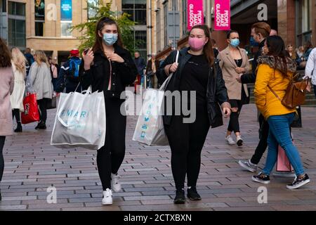 Glasgow, Schottland, Großbritannien. September 2020, 25. Da die Gefahr einer zweiten Welle von Covid-19 Fällen zunimmt, gehen die Mitglieder der Öffentlichkeit heute im Stadtzentrum von Glasgow ihre Geschäfte durch. Abgebildet; Käufer in der Buchanan Street tragen Gesichtsmasken. Iain Masterton/Alamy Live News Stockfoto