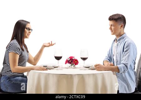 Jugendliche sitzen an einem Restauranttisch und unterhalten sich isoliert Weißer Hintergrund Stockfoto