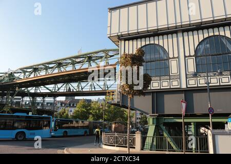 Terminal der Wuppertaler Schwebebahn in Wuppertal, Bezirk. Oberbarmen. Ruhrgebiet, Deutschland, Europa. Stockfoto