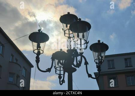 Silhouetten historischer Straßenlaternen in der Fußgängerzone von Wuppertal. Deutschland, Ruhrgebiet, Europa. Stockfoto