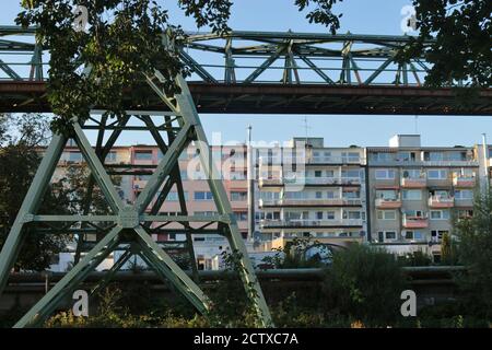 Strecke der Wuppertaler Schwebebahn, Wohnblocks im Stadtteil Barmen, Wuppertal. Deutschland, Ruhrgebiet, Europa. Stockfoto