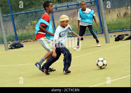 Fußballtraining mit NBSCA Bolton Wonderers für lokale Kinder, die Communities R US-Projekt versucht, ein besseres Verständnis aufzubauen Des Weges Stockfoto