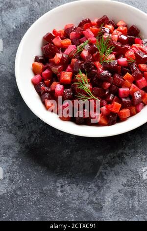 Nahaufnahme von Rübensalat in Schüssel über blauem Stein Hintergrund mit freiem Platz. Stockfoto