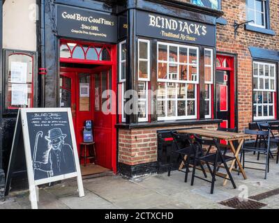 Blind Jacks Pub während der Covid 19 Pandemie im Jahr 2020 Mit einem Schild, das Blind Jack trägt eine Gesichtsmaske Im Market Place Knaresborough North York Stockfoto