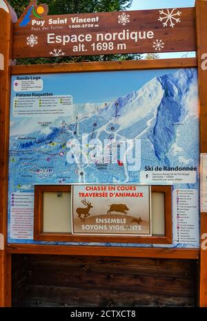 Schild Warnung über die Jagd im Gange, wachsam sein, auf der Loipenkarte Puy-Satine-Vincent, Frankreich Stockfoto