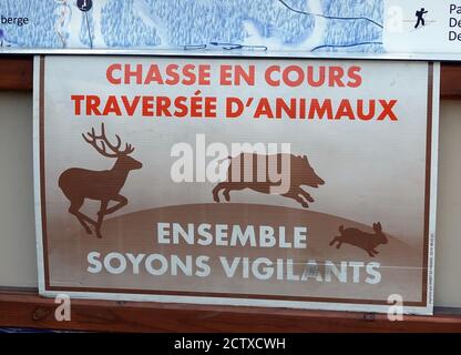 Schild Warnung über die Jagd im Gange, wachsam sein, Puy-Satine-Vincent, Frankreich Stockfoto