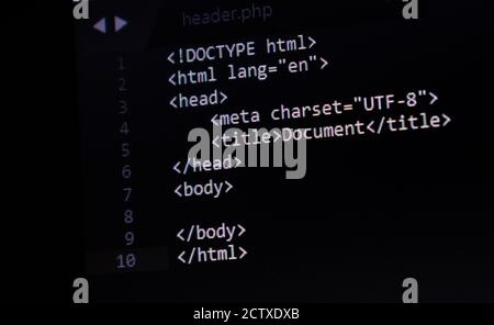 HTML-Code auf Laptop-Bildschirm mit Syntax: Web Design Computer-Programmierung Codierung mit HTML-Sprache, Nahaufnahme Computer-Codierung für Software-Entwicklung Stockfoto