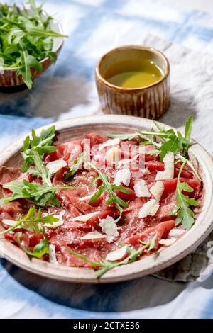 Carpaccio vom Rind, Käse und Rucola Stockfoto