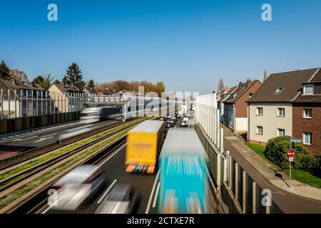 Essen, Ruhrgebiet, Nordrhein-Westfalen, Deutschland - Rush-hour Verkehr auf der Autobahn A40 reduziert eine Lärmbarriere die Lärmbelästigung für Anwohner. Stockfoto