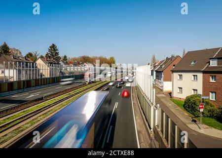 Essen, Ruhrgebiet, Nordrhein-Westfalen, Deutschland - Rush-hour Verkehr auf der Autobahn A40 reduziert eine Lärmbarriere die Lärmbelästigung für Anwohner. Stockfoto