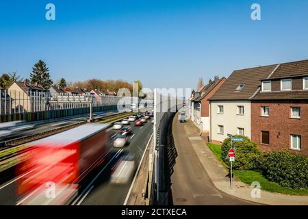 Essen, Ruhrgebiet, Nordrhein-Westfalen, Deutschland - Rush-hour Verkehr auf der Autobahn A40 reduziert eine Lärmbarriere die Lärmbelästigung für Anwohner. Stockfoto