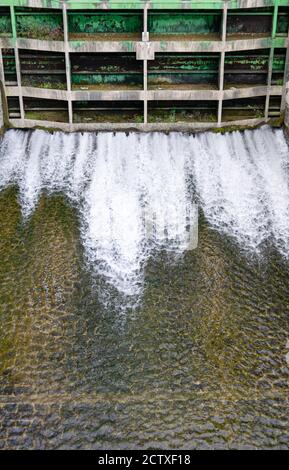 Detail Draufsicht auf die Staumauer mit dem Bach Von sprudelndem Wasser, das unten herauskommt Stockfoto