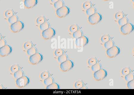 Neujahrskonzept, ein Schneemann aus Mehl mit einem Karotten Nom und Hände passt, in Neonlicht. Muster Stockfoto