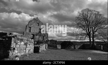 Monochrome (schwarz-weiße) Fotografie der historischen Burg Ruine Hohenurach (erbaut im Mittelalter, 13. Jahrhundert) in der Nähe von Bad Urach, Deutschland. Stockfoto