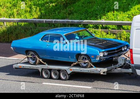 1970 70s Blue American Fairlane RAMAIR 429 auf Anhänger, der auf der Autobahn M6 bei Manchester, Großbritannien, geschleppt wird Stockfoto