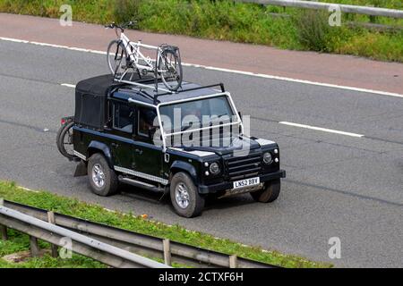 2002 Land Rover Defender 110 TD5 Schwarz; Fahrzeugverkehr Fahrzeuge, Autos, die Fahrzeuge auf britischen Straßen fahren, Motoren, Autofahren auf der Autobahn M6. Stockfoto