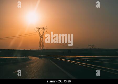 Ein wunderschöner Sonnenuntergang auf einer Autobahn