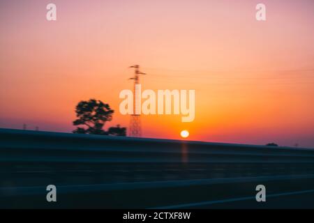 Ein wunderschöner Sonnenuntergang auf einer Autobahn