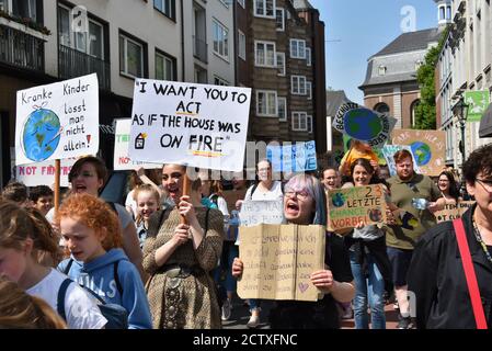 Teilnehmer mit ihren Postern an den Freitagen für zukünftige Demonstrationen Am Weltklimatag in Düsseldorf Stockfoto